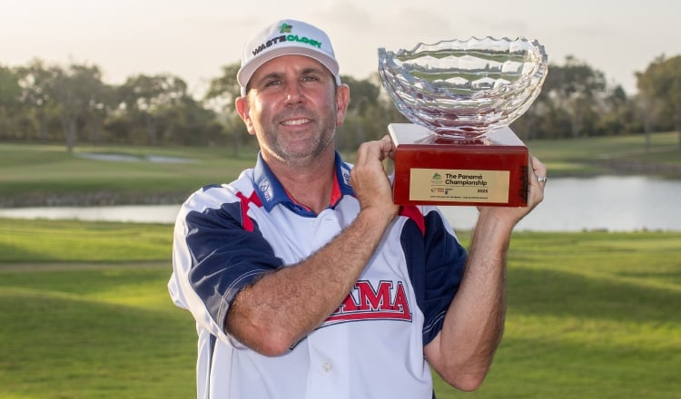 El estadounidense Josh Teater con el trofeo del Panamá Championship. Foto: Cortesía