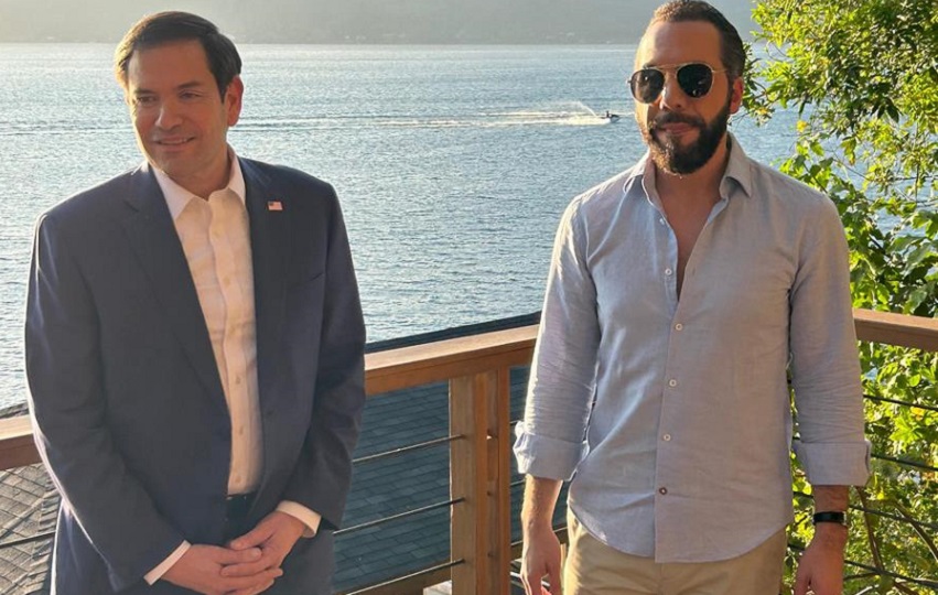 El secretario de Estado de Estados Unidos, Marco Rubio, posa junto al presidente de El Salvador, Nayib Bukele. EFE