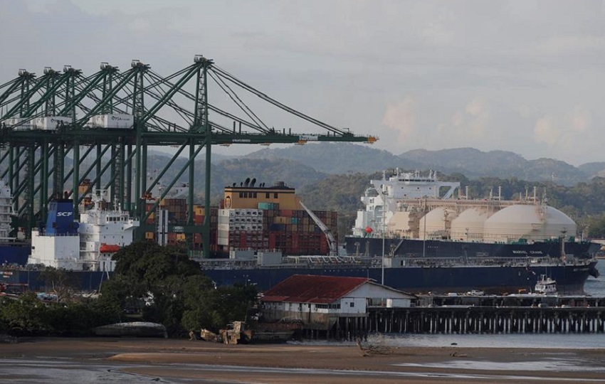 Buque de exportaciones en el Canal de Panamá, en Ciudad de Panamá. EFE/Bienvenido Velasco