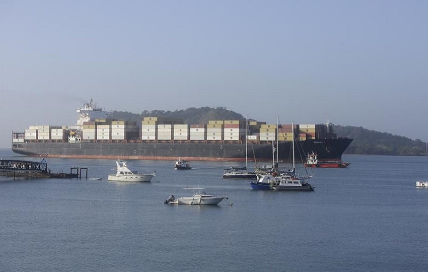 Un buque transita por el Canal de Panamá. Foto: EFE