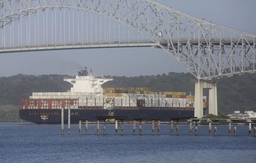 Un buque transita por el Canal de Panamá. Foto: EFE