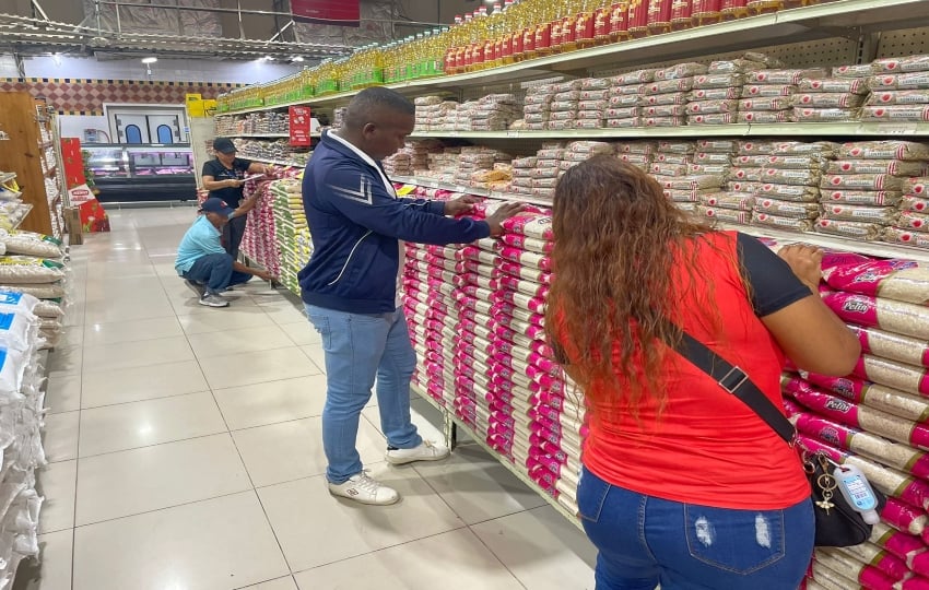 Verifican arroz en los supermercados. Foto: Cortesía. 