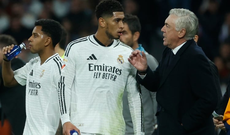 El entrenador del Real Madrid Carlo Ancelotti (der.) junto al jugador Jude Bellingham. Foto: EFE 