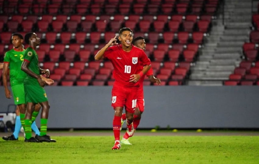 Adrián Olivardía (10), de Panamá, festeja su gol contra Granada. Foto: FPF