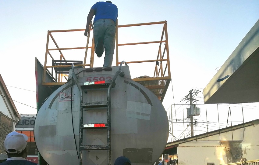 Por más de 30 años, los carros cisternas se han ubicado pegados al parque, lo que permitía el normal funcionamiento de los negocios en la zona. Thays Domínguez