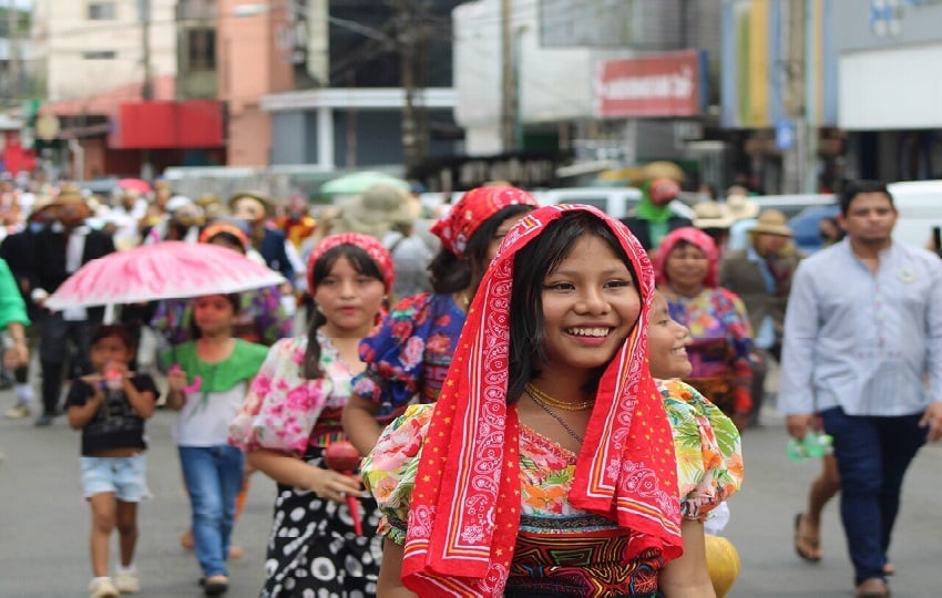 En medio de este desfile de las Mil Molas, se premiará a las cinco mejores delegaciones.