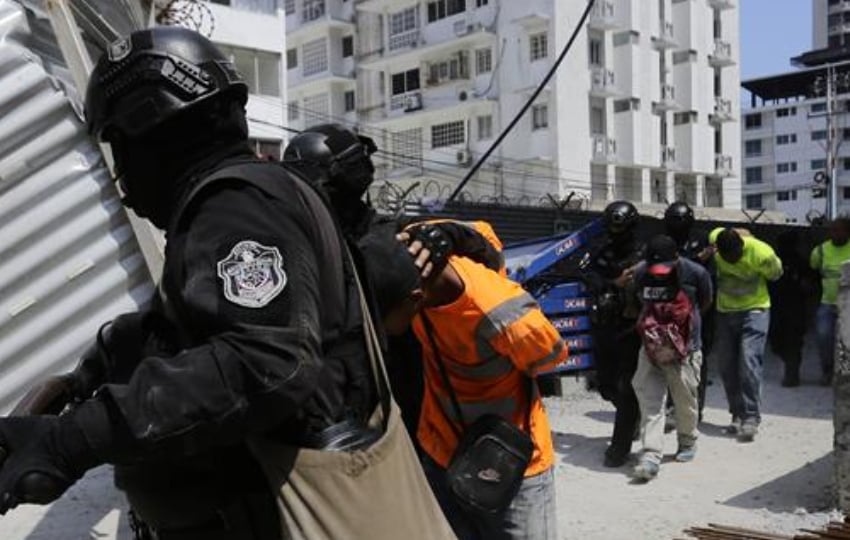 Policías antidisturbios custodian a integrantes de grupos sindicales durante protestas. Foto: EFE / Carlos Lemos