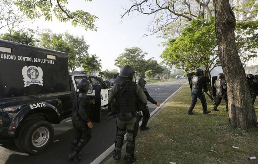  Policías antidisturbios vigilan un área durante protestas. Foto: EFE