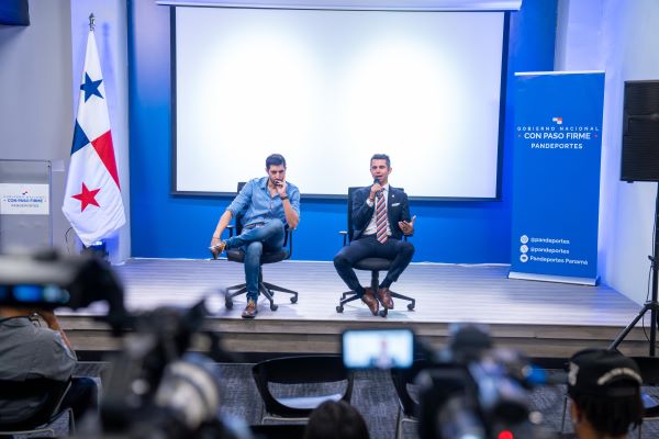 Miguel Ordóñez, director de Pandeportes (der.) y Jaime Penedo. Foto: Pandeportes