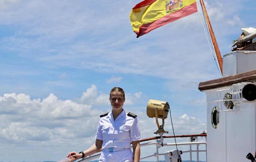 La princesa Leonor, a su llegada al puerto de Salvador de Bahía a bordo del buque escuela Juan Sebastián de Elcano. EFE