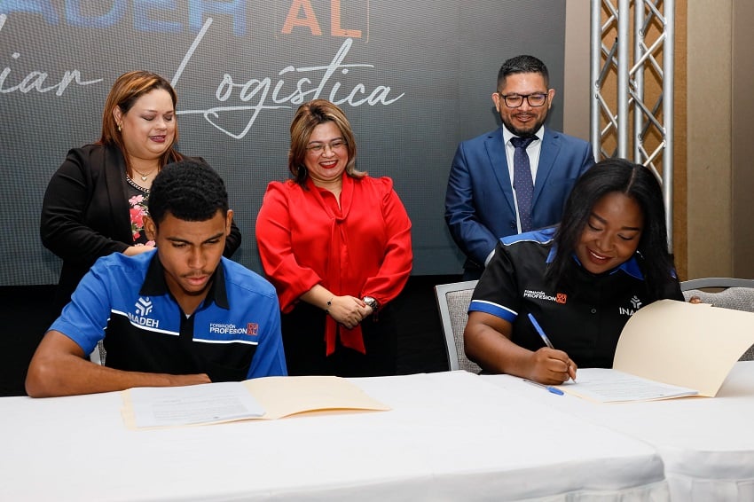 Jóvenes firmando oportunidades laborales en el sector logístico. Foto: Cortesía Inadeh