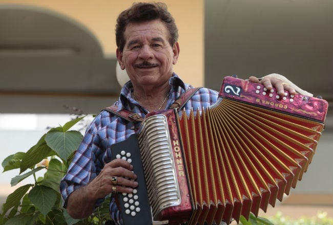 Dorindo Cárdenas celebra su 89° cumpleaños con un emotivo homenaje en su natal Aguabuena.