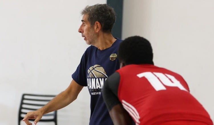 El entrenador de Panamá, Gonzalo García (cent.) en los entrenamientos en la Arena Roberto Durán. Foto: Fepaba