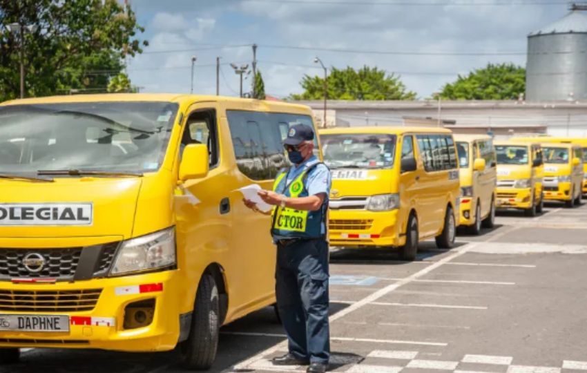 Revisión de buses colegiales. Foto: Cortesía