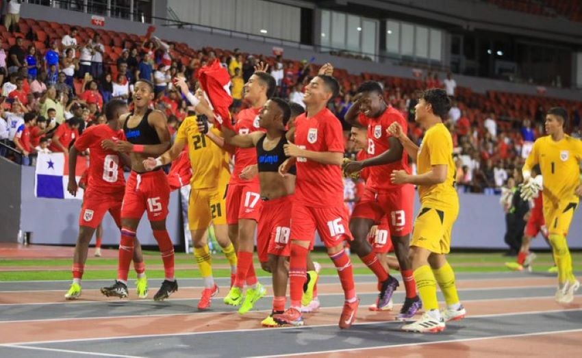 Jugadores del equipo Sub-17 de Panamá, festejan su clasificación a Catar 2025. Foto: FPF