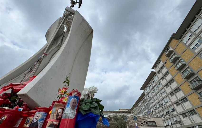 Velas y flores a las puertas del Hospital Gemelli de Roma donde permanece ingresado el papa Francisco. Foto: EFE