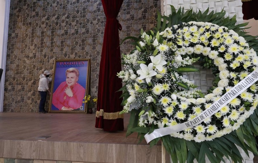 Un hombre sostiene un cuadro durante los preparativos para un homenaje póstumo a la cantante mexicana Paquita la del Barrio este martes, en Ciudad de México (México). EFE