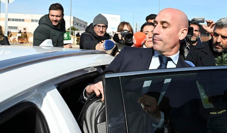 El expresidente de la RFEF Luis Rubiales a su salida de la Audiencia Nacional en San Fernando de Henares, Madrid. EFE