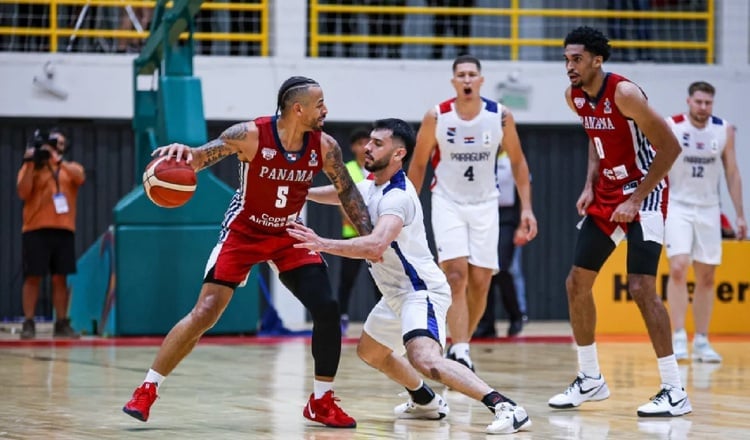 Trevor Gaskins, con el balón, durante el primer partido de Panamá ante Paraguay. Foto: FIBA