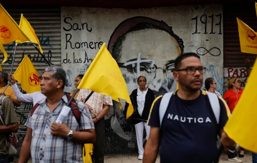 Personas participan en una marcha este jueves, en Ciudad de Panamá. Foto: EFE