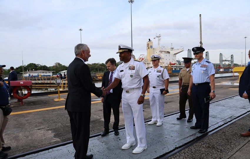 Ricaurte Vásquez, administrador de la ACP, recibe a Alvin Holsey, jefe del Comando Sur. Foto: Cortesía