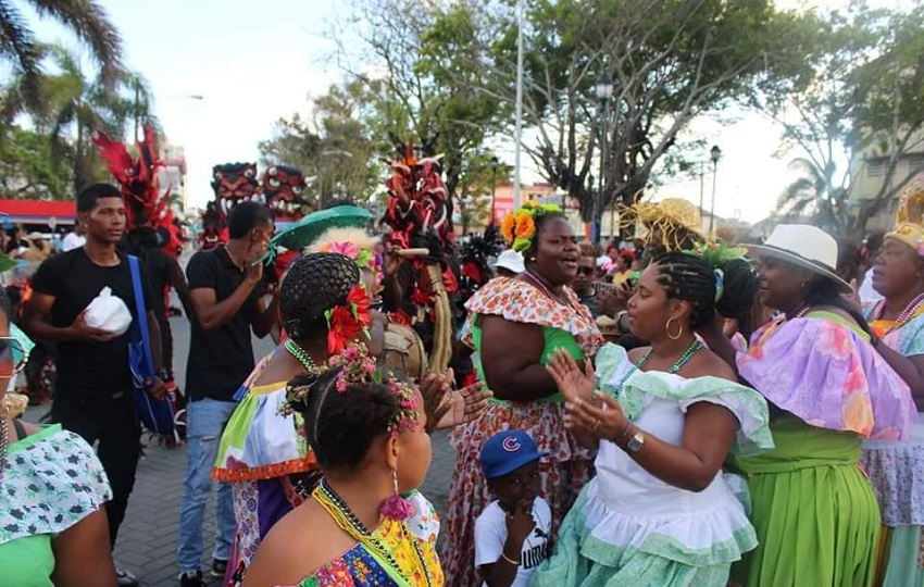 A esta festividad multiétnica a la que se ha invitado a los funcionarios municipales, participan también clubes cívicos, organizaciones y el gobierno local. Foto. Archivo