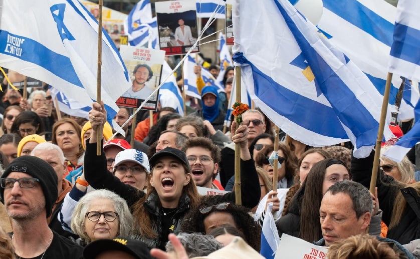 Cientos de israelíes aguardan en Tel Aviv la liberación de  rehenes de Gaza. Foto: EFE