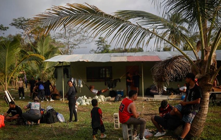 Migrantes descansan en un refugio improvisado este sábado, en la comarca Guna Yala, en Puerto de Cartí (Panamá). EFE/ Bienvenido Velasco