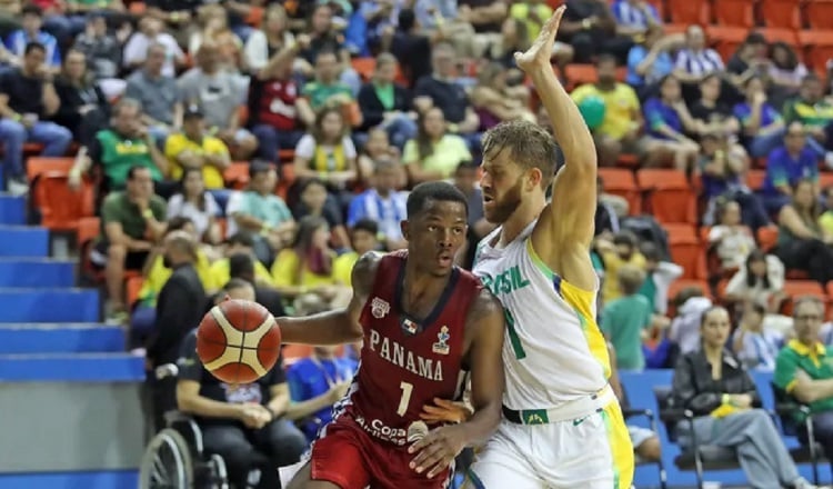 Iverson Molinar, de Panamá, conduce  el balón en el primer partido contra Brasil. Foto: FIBA