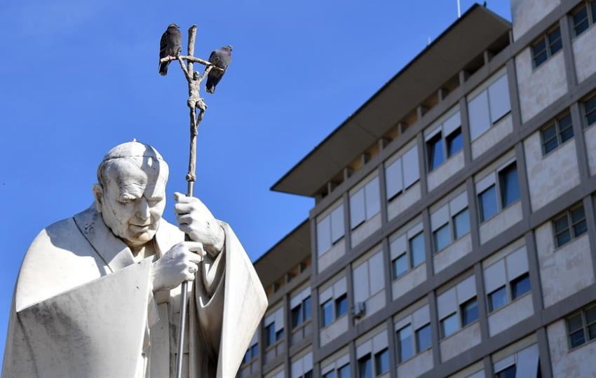 La estatua de Juan Pablo II ante el hospital Gemelli. Foto: EFE / EPA / Fabio Cimaglia