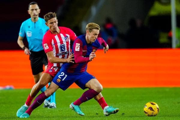 El centrocampista del Barcelona, Frenkie de Jong (d) y  Marcos Llorente, del Atlético Maddrid. Foto: EFE