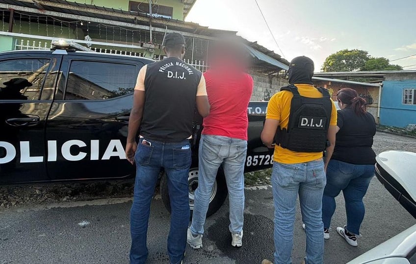 El ciudadano en todo momento mantuvo sus manos en el rostro al momento de su ingreso a la sede del SPA.  Foto. Cortesía Policía Nacional