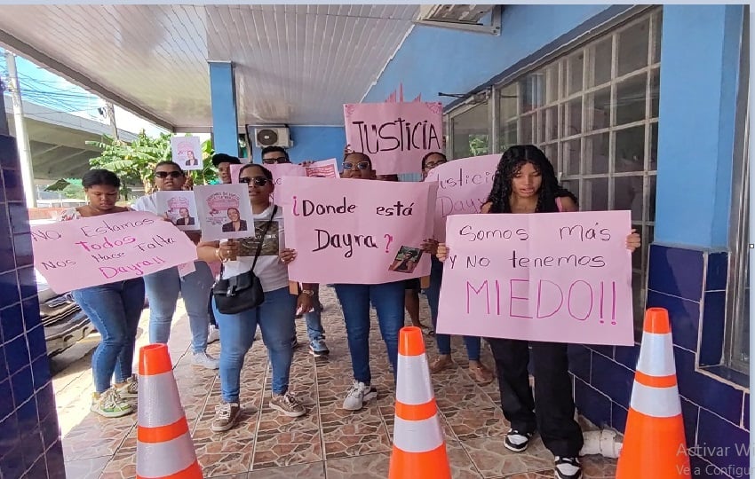 Los familiares de Dayra Caicedo se mantuvieron a las afueras del SPA portando pancartas y gritando: “Dayra no se fue, ellos se la llevaron” y “No estamos todas, nos falta Dayra”. Foto. Eric Montenegro