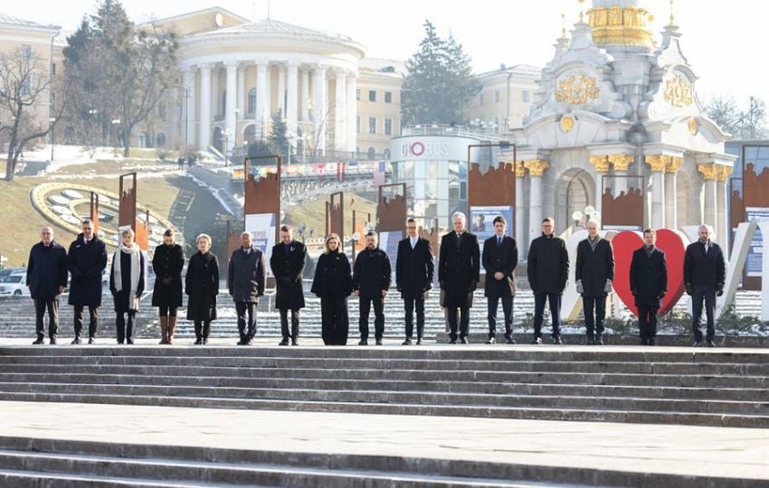 El presidente de Ucrania, Volodímir Zelenski, rindió homenaje a los soldados ucranianos caídos en la guerra con Rusia. Foto: EFE