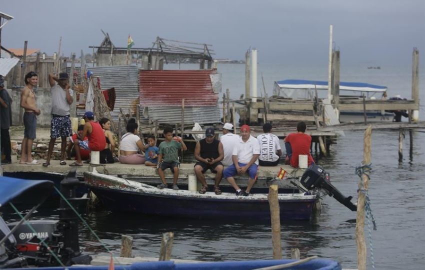 Migrantes venezolanos provenientes de México esperan para abordar una embarcación en la Isla Gardi Sugdub. Foto: EFE