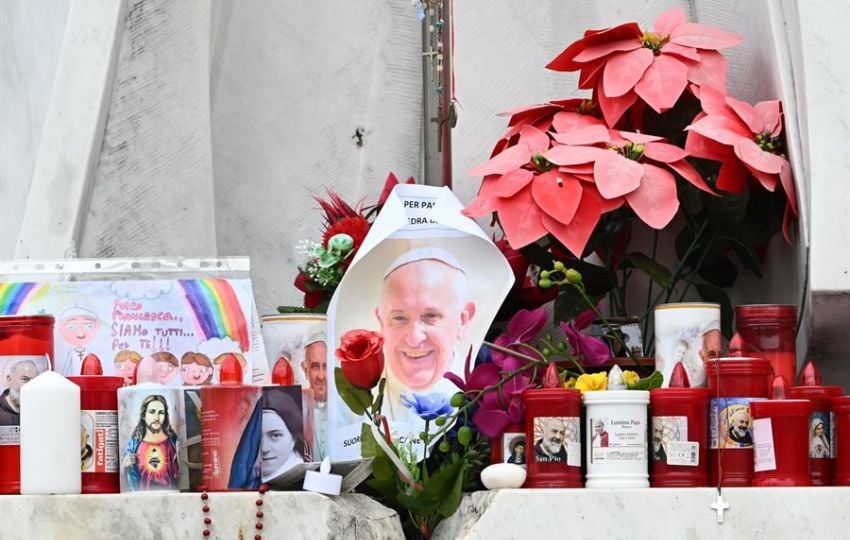 Colocan velas y mensajes a los pies de la estatua del fallecido Papa Juan Pablo II. Foto: EFE