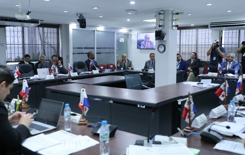 El ministro de Salud, Fernando Boyd Galindo, sustentando ante la Comisión de Presupuesto de la Asamblea Nacional. Foto: Cortesía