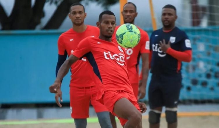 Jugadores de  la selección panameña de fútbol playa en los entrenamientos. Foto: FPF