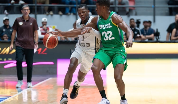 Iverson Molinar  de Panamá (izq.) disputa el balón con Georginho De Paula de Brasil. Foto: EFE