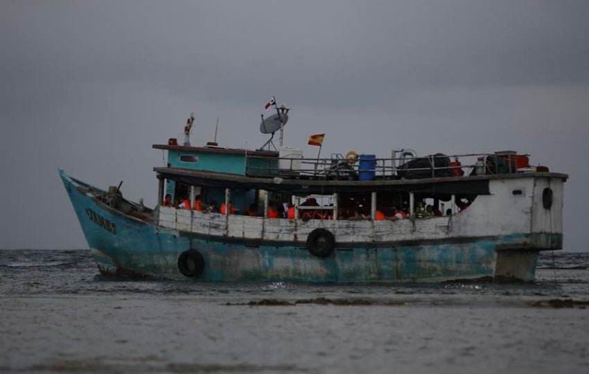 Embarcación con migrantes partiendo desde Palenque. Foto: EFE