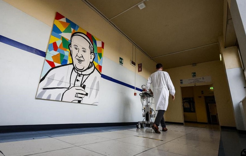 Un médico pasa junto a un mural que representa al Papa Francisco dentro del Hospital Gemelli, donde está hospitalizado, en Roma, Italia, 28 de febrero de 2025. EFE