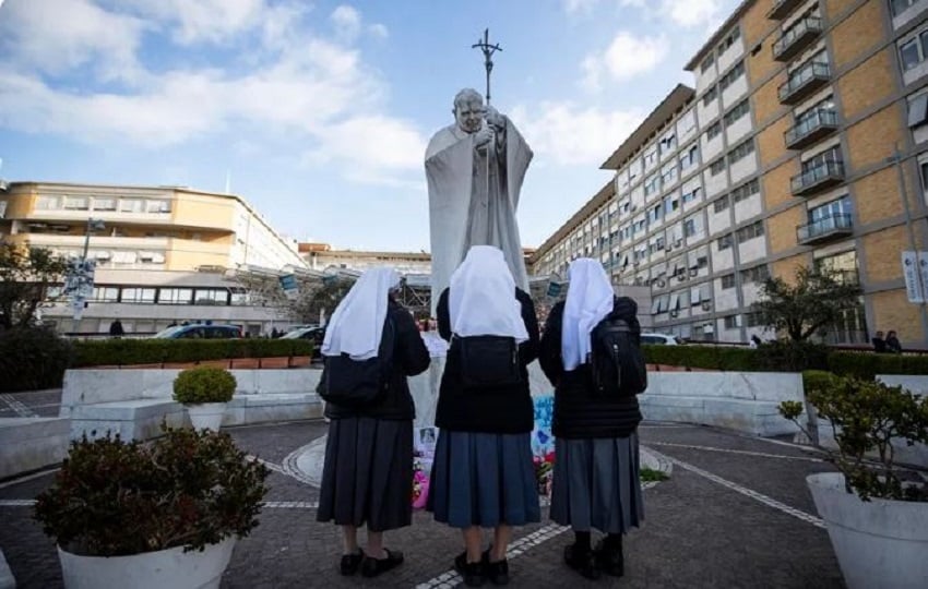 Un grupo de monjas reza por el papa en la entrada del hospital Gemelli de Roma. Foto: EFE