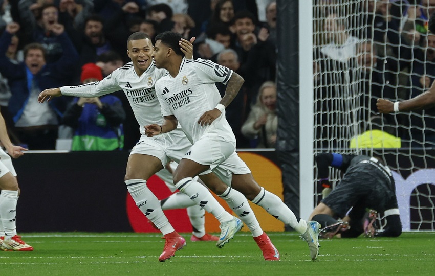 Rodrygo (der.) y Mbappé festejan el primer gol del Real Madrid ante Atlético. Foto: EFE