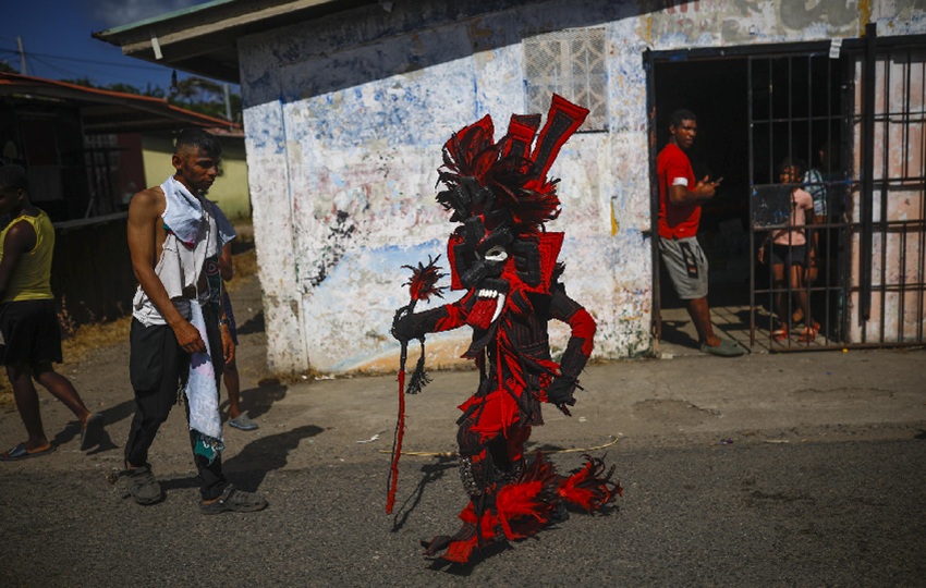 Personas participan en el 'Bautizo de los Diablos' este miércoles, en el pueblo costero de Nombre de Dios provincia de Colón (Panamá).  Foto: EFE