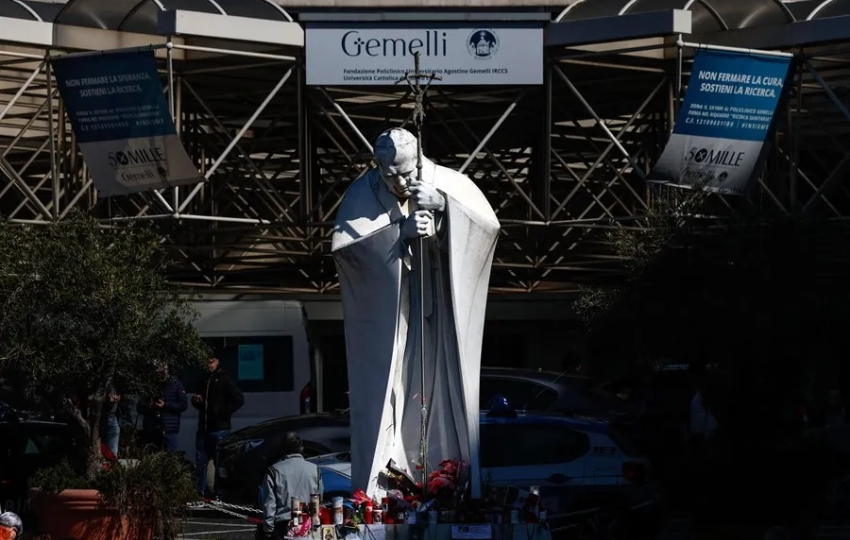 Estatua del papa Juan Pablo II en la entrada del Hospital Gemelli. Foto: EFE / EPA / Giuseppe Lami