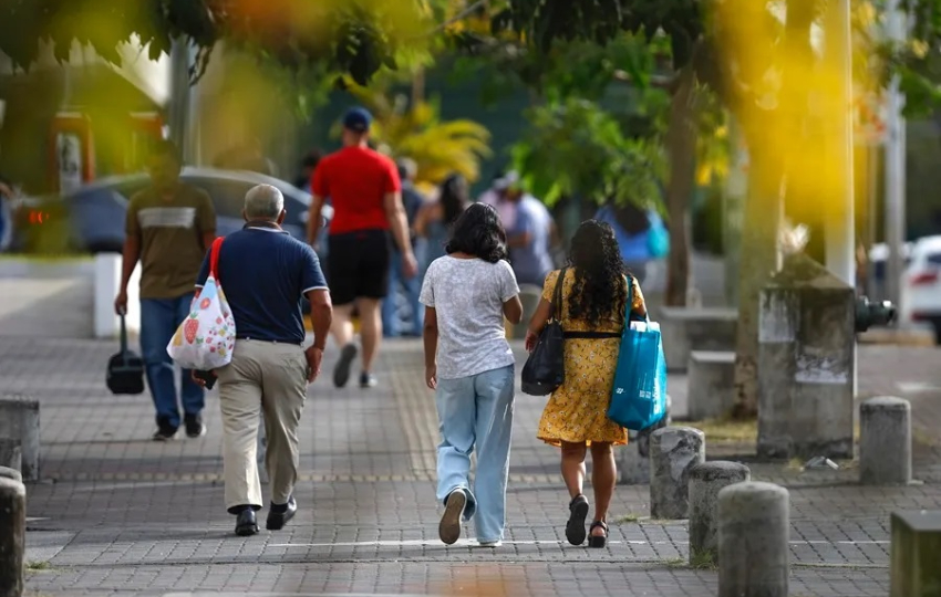 Mujeres caminan por la avenida Vía España en Ciudad de Panamá (Panamá). Foto: EFE / Bienvenido Velasco