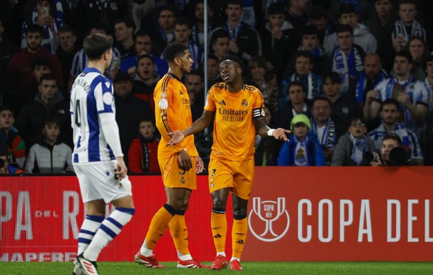 El delantero brasileño del Real Madrid, Vinicius Junior, durante el encuentro correspondiente a la ida de las semifinales de la Copa del Rey en el estadio de Anoeta. Foto: EFE