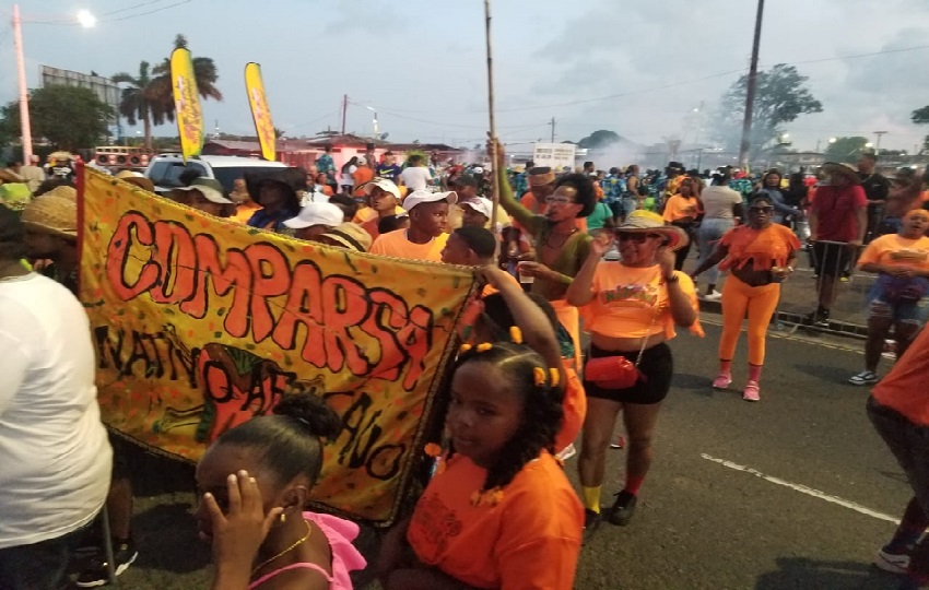 Las comparsas se tomaron algunas calles de Colón, para celebrar el Carnavalito. Foto. Diómedes Sánchez