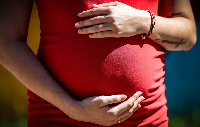 Tras el parto, muchas mujeres tienen problemas para acceder a un servicio de cuidados. Foto: EFE