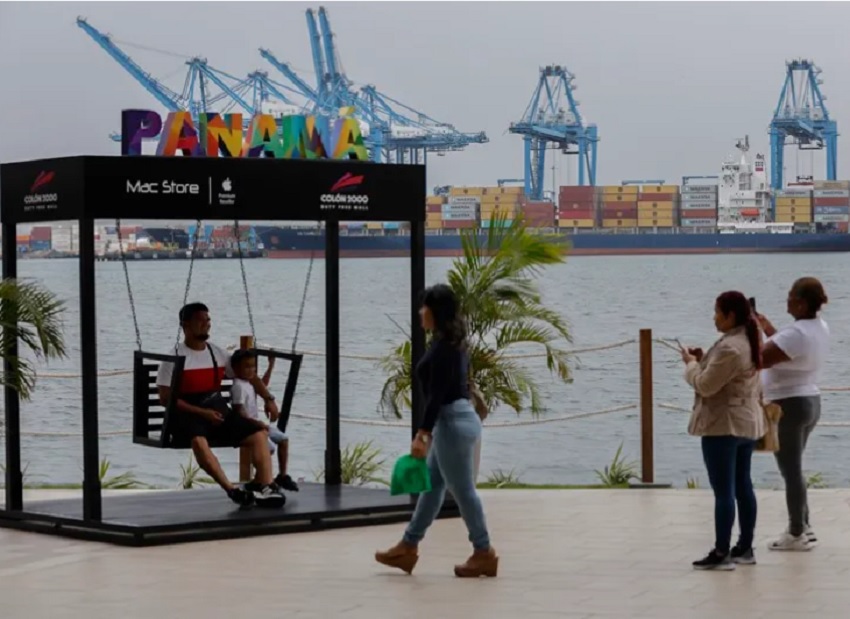 Turistas visitando Panamá con la vista de uno de los puertos ubicados en la entrada del Canal, al fondo. Foto: EFE/ Bienvenido Velasco